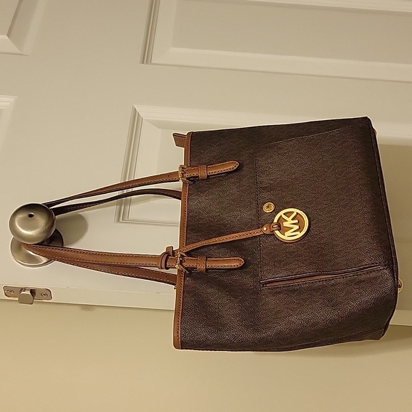 Michael Kors Medium Jet Set Tote - Picture 9 of 12